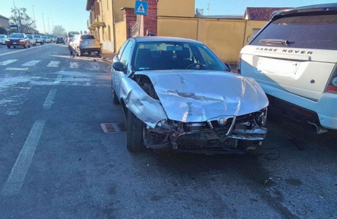 Scontro tra due auto in strada Carignano a Moncalieri: due feriti