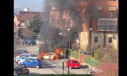 A Beinasco un automobilista sposta l'auto in fiamme e si ustiona alle braccia e alle mani