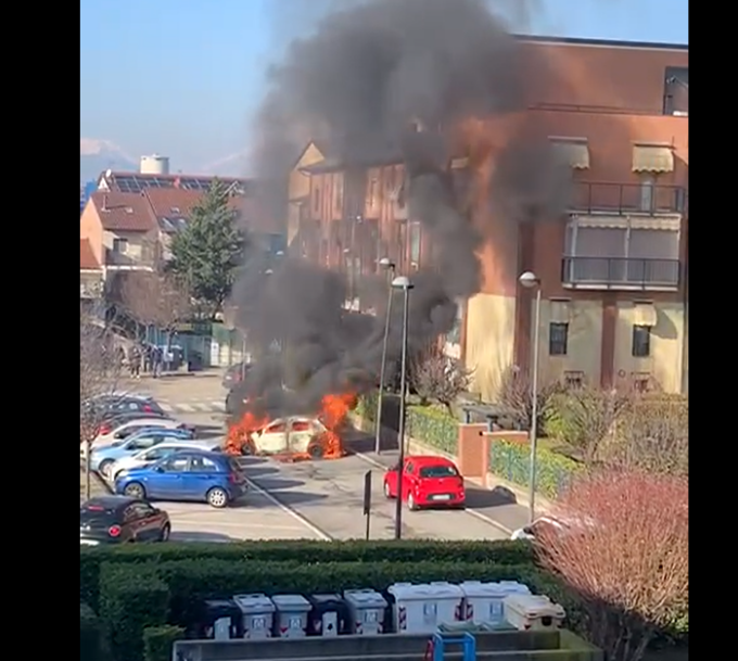 A Beinasco un automobilista sposta l’auto in fiamme e si ustiona alle braccia e alle mani