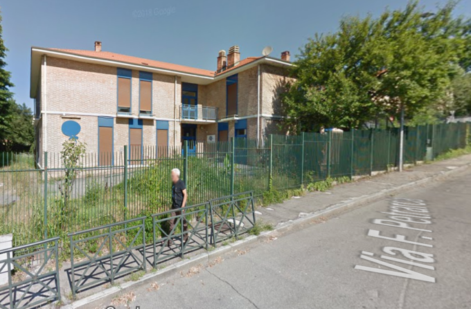 Dà fuoco ai rifiuti davanti al comando di polizia municipale di Moncalieri ma viene pizzicato dalle telecamere