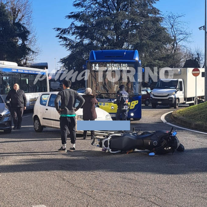 Scontro tra un’auto e una moto a Nichelino