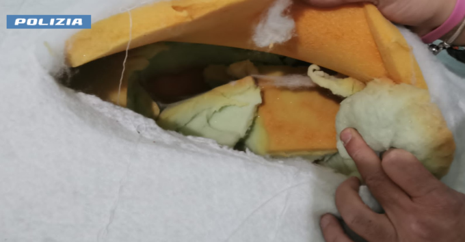 Più di 2 chili di cocaina nella scarpiera e nel materasso: nei guai due albanesi