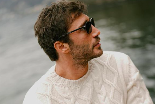 Stefano De Martino e il debutto al Teatro Colosseo “attapirato”, ma non troppo