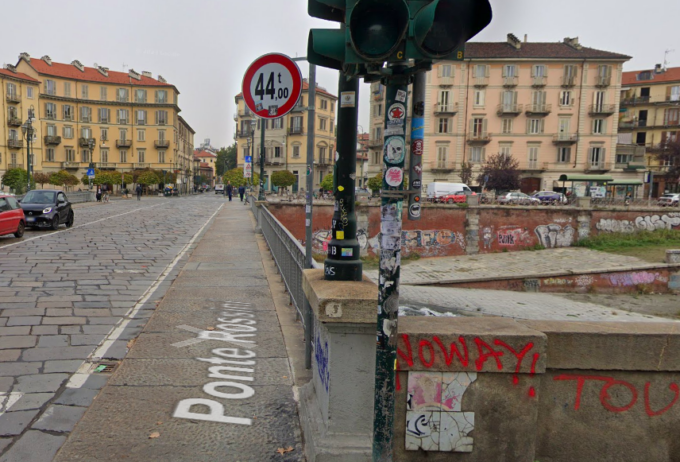 Perde l’equilibrio e cade nella Dora: giovane salvato dai poliziotti