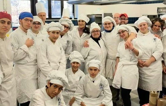 I ragazzi del “Colombatto” in cucina anche il sabato per preparare pasti per famiglie in difficoltà