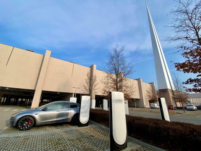 Al via all’installazione di 8 nuovi colonnine Supercharger Tesla V4 al Torino Outlet Village