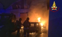 Incendio in carrozzeria la notte di Capodanno, avvolti dalle fiamme due auto e un carro attrezzi