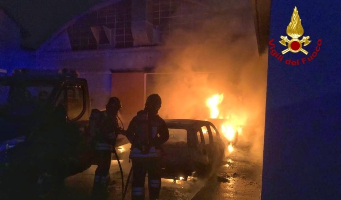 Incendio in carrozzeria la notte di Capodanno, avvolti dalle fiamme due auto e un carro attrezzi