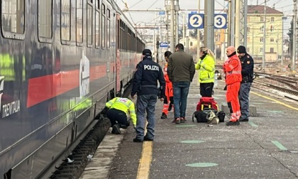 Investita dal treno a Chivasso muore sul colpo: bloccati i treni sulla linea Torino - Milano