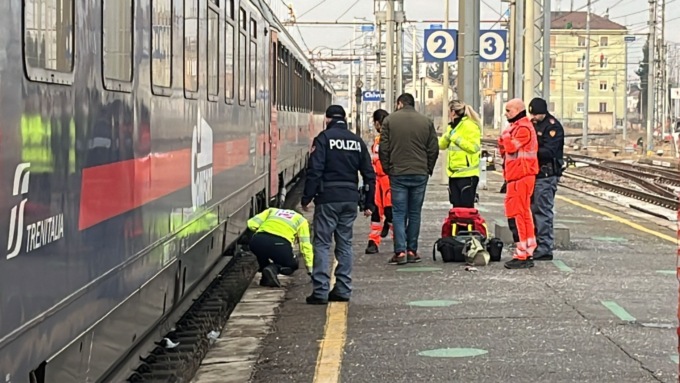 Investita dal treno a Chivasso muore sul colpo: bloccati i treni sulla linea Torino – Milano