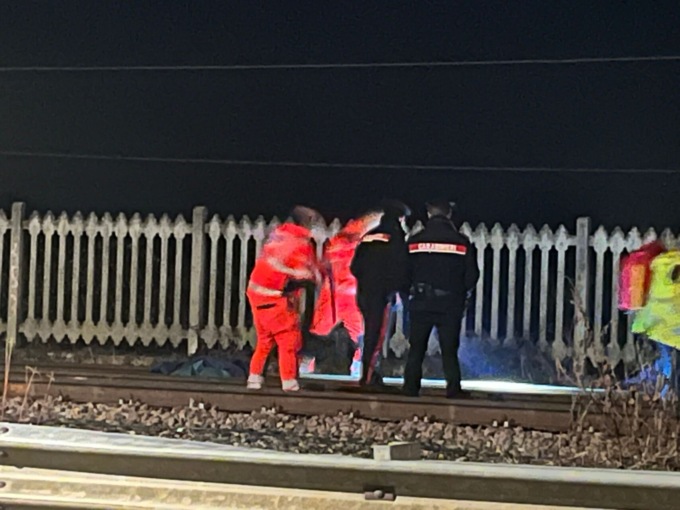 Bambino travolto da un treno a Chivasso, si indaga per abbandono minore
