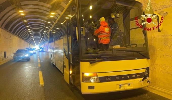 Schianto in galleria tra pullman turistico e autovettura, autostrada A5 bloccata