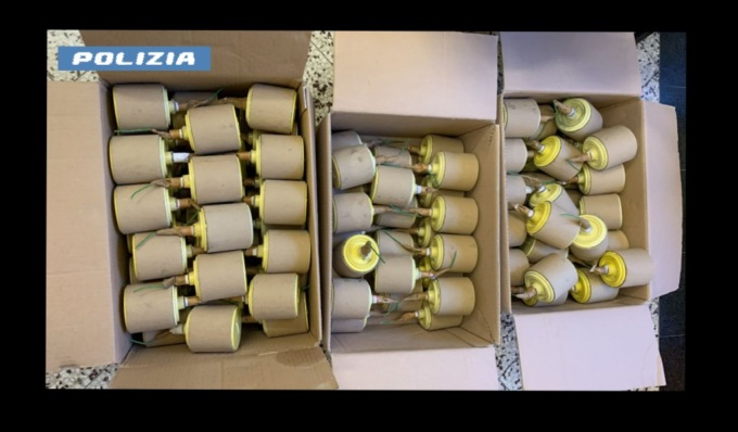 Oltre 100 bombe carta e 45 candelotti in auto, due uomini arrestati