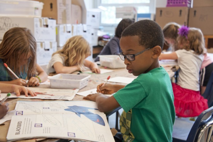 Sempre meno bimbi, ma così mancano gli alunni e in Piemonte si accorpano le scuole