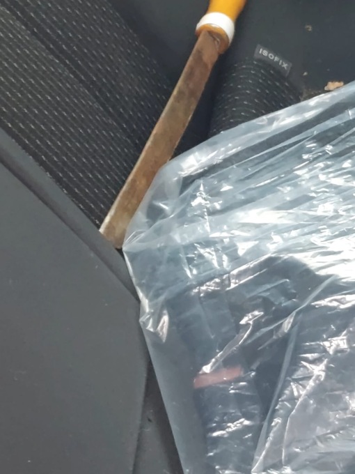 Nell’auto abbandonata  spunta un machete con una lama da 25 centimetri