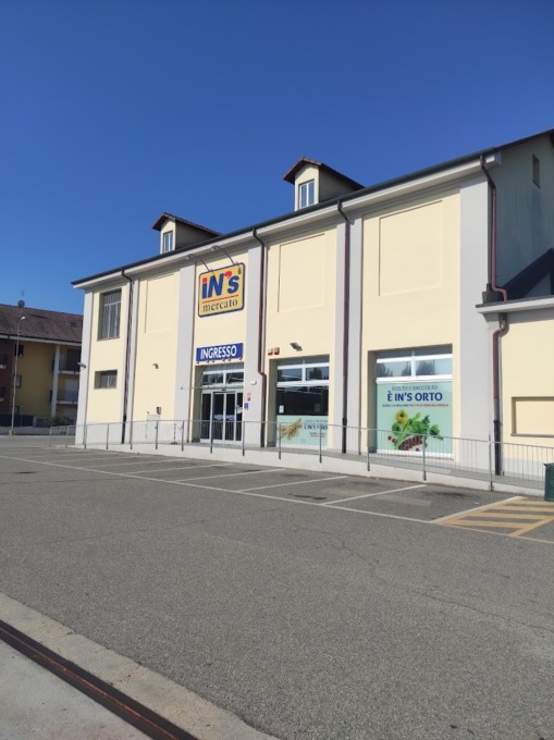 Va al supermercato a La Loggia, lanciano una moneta a terra vicino alla macchina e le rubano la borsa