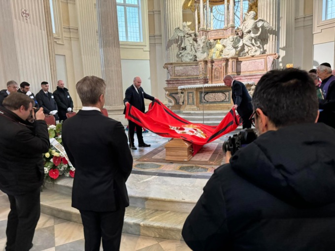 Funerali di Vittorio Emanuele: oggi la camera ardente alla Reggia di Venaria, domani l’ultimo saluto in Duomo a Torino