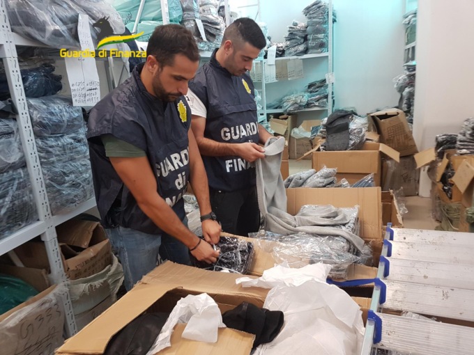 Il business della 27enne torinese stroncato dalla Finanza: importava capi dalla Turchia contraffatti dal fidanzato