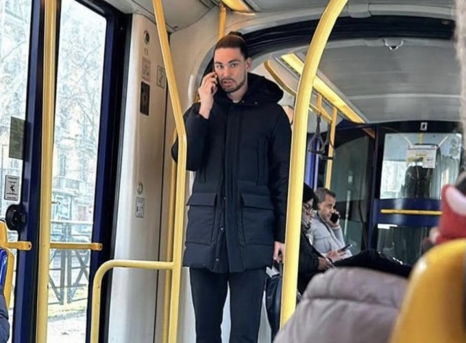 Il calciatore Saba Sazonov utilizza il tram anziché l’auto per andare agli allenamenti
