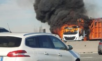 Autocarro in fiamme in tangenziale a Rivoli