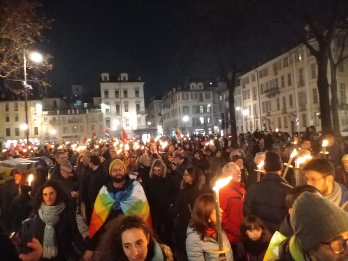 Fiaccolata nel centro di Torino per dire “no alla guerra, si alla pace”