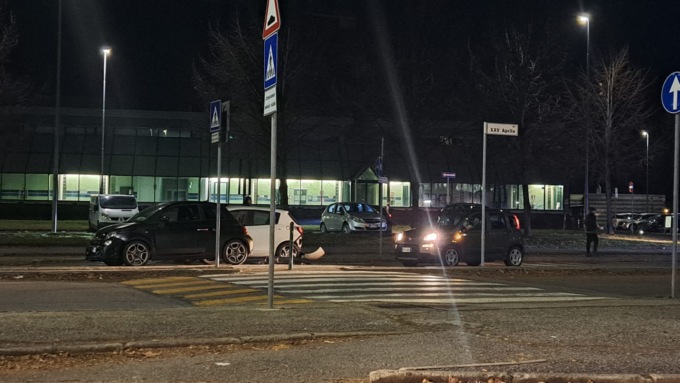 Tamponamento tra due auto in via XXV Aprile a Nichelino