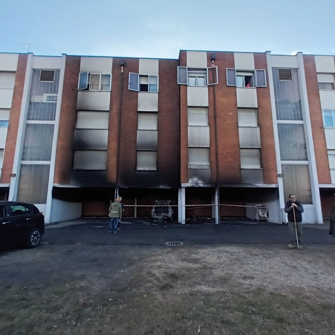 Incendio nelle case Atc di via Nanni a Rivoli