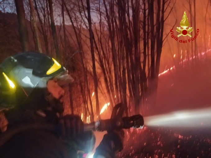 Incendio a San Pietro Val Lemina, a fuoco 8mila metri di bosco
