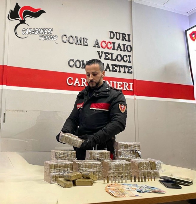 In auto con 11 chili di hashish sui sedili posteriori