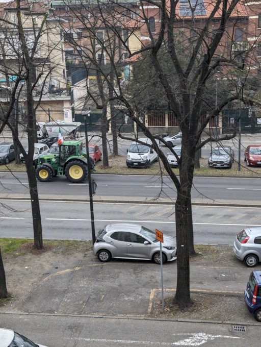 Trattori in protesta tra le strade del capoluogo