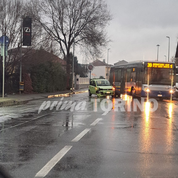 Automobilista percorre via XXV Aprile a Nichelino e va sbattere contro un furgone