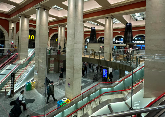 Si nascondeva tra la folla a Porta Nuova: identificato e arrestato un ricercato, ma non è l’unico caso