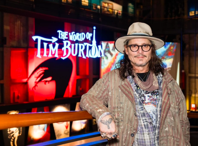 Johnny Depp al Museo del Cinema si emoziona alla mostra sull’amico Tim Burton