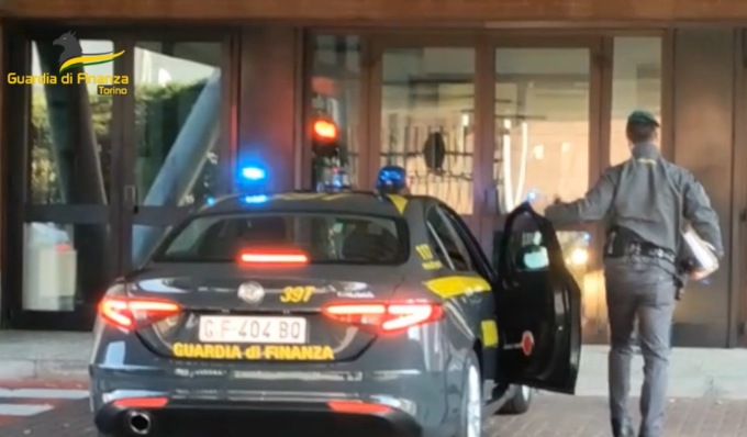 Medico dichiarava interventi complessi, invece effettuava semplici infiltrazioni per frodare l’assicurazione