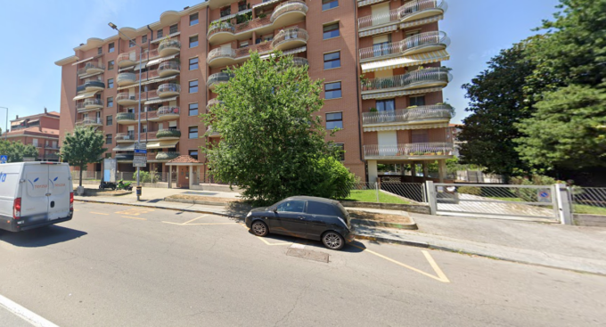 Tampona un’auto a Nichelino e scappa lasciando sull’asfalto parti di paraurti