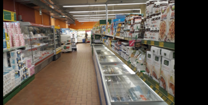 Entra in un supermercato a Trofarello e le rubano la borsa appesa al carrello