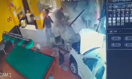 Auto contro il bar a Mirafiori, la proprietaria: "Ci sentiamo abbandonati dal Comune"