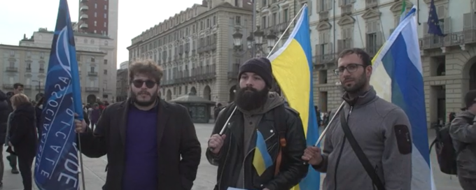 Cittadini russi in piazza Castello a Torino contro Putin