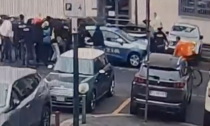 Anarchici assaltano una volante davanti alla Questura di Torino per liberare un marocchino irregolare