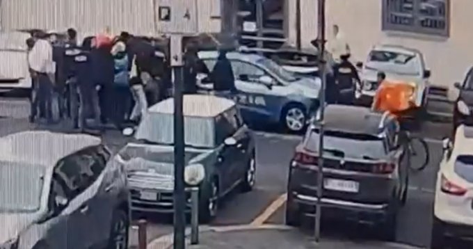 Anarchici assaltano una volante davanti alla Questura di Torino per liberare un marocchino irregolare