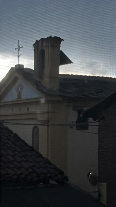 Maltempo, un fulmine colpisce e danneggia un campanile a Piscina