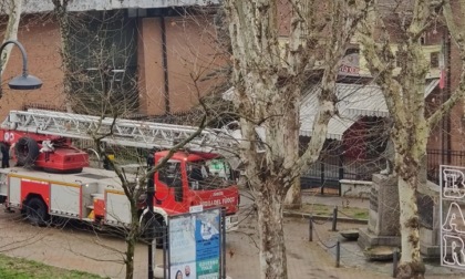 A fuoco il tetto di una pizzeria a Nichelino