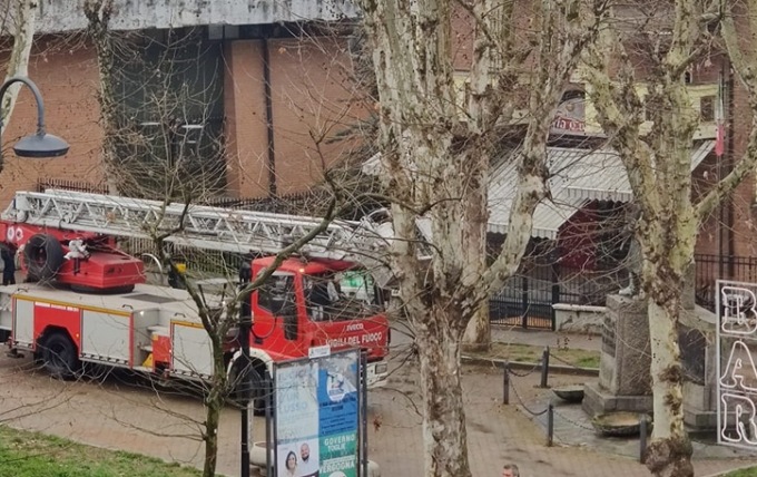 A fuoco il tetto di una pizzeria a Nichelino