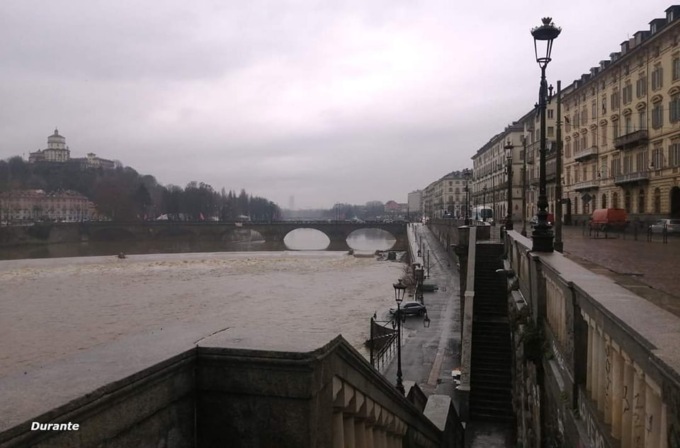 Maltempo, abbondanti nevicate sulle Alpi. Murazzi chiusi a Torino per la piena del Po