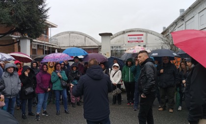 Delgrosso Nichelino, i lavoratori davanti ai cancelli dell'azienda: "Chiediamo gli ammortizzatori sociali"