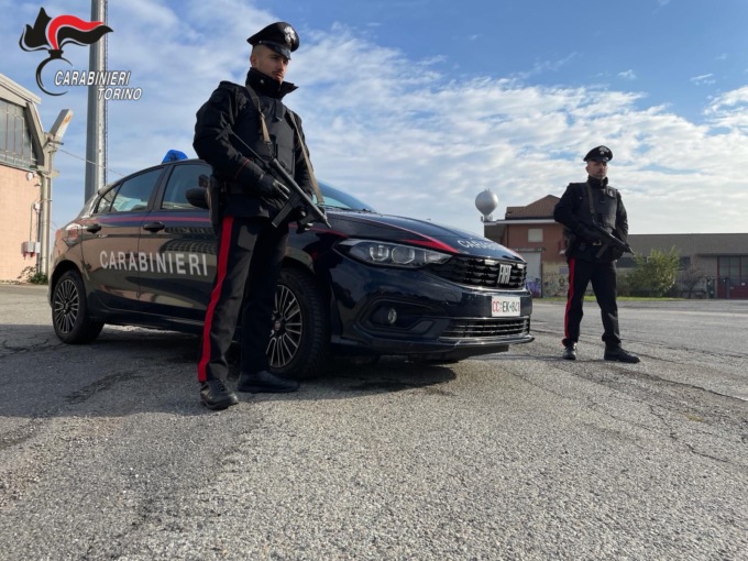 Tentano la fuga all’alt dei carabinieri: denuciata una coppia a Mirafiori