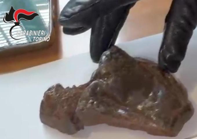 Arrestato un 29enne che dormiva sopra un letto di banconote in una camera di un B&B