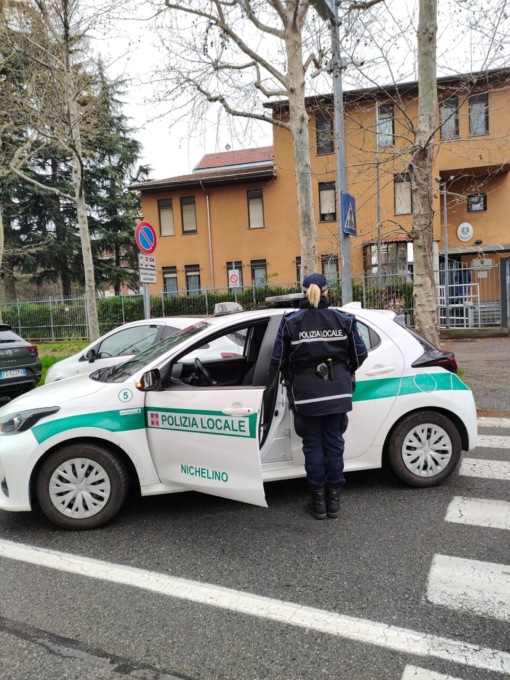 2 persone trovate a bordo di un’auto rubata: denunciate per ricettazione dalla polizia locale di Nichelino