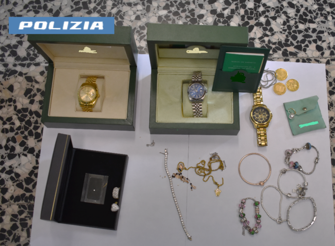 Travestiti da operai entrano in casa di un’anziana e le portano via tutto, non sanno però che la polizia li sta osservando