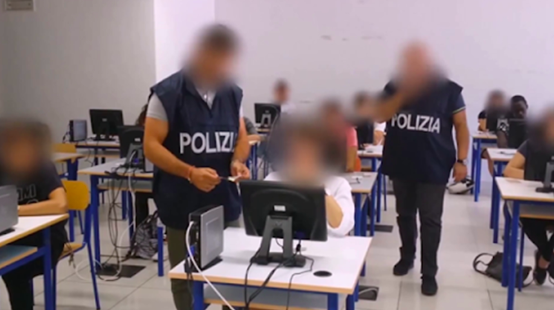 Felpe modificate e sofisticati strumenti elettronici: così in cinque volevano “barare” all’esame della patente